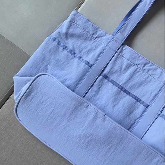Lululemon Daily Multi-Pocket Tote Bag 20L - Serene Blue/Dusty Lilac - Picture 10 of 13